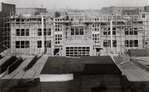 De bouw van de openbare lagere school, gezien in noordelijke richting.
              <br/>
              Beeldbank gemeentearchief Amsterdam, ca. 1926